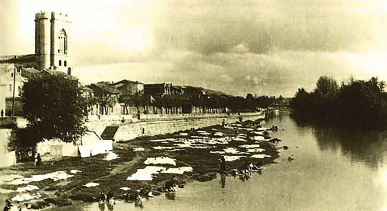 Vista histórica de tablas de lavar en el río en Palencia
