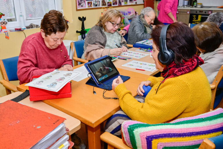 Mujeres mayores participando en un taller de autonomía personal
