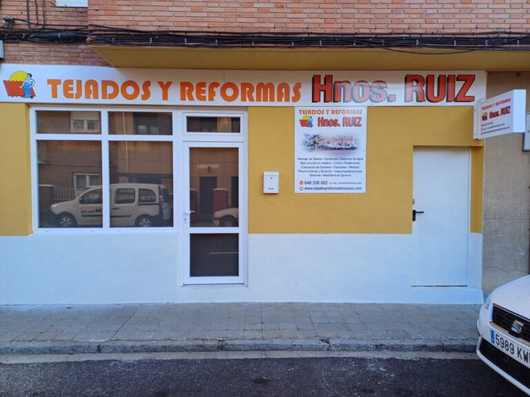Fachada de la oficina de Tejados y Reformas Hermanos Ruiz en Palencia