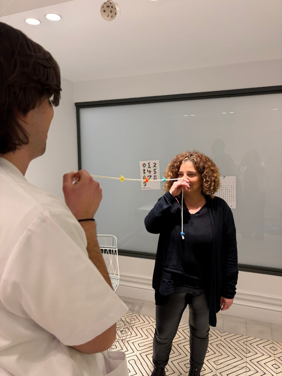 Paciente realizando terapia visual con un óptico-optometrista