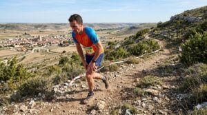 Corredor en el Trail Vallejuelos con paisaje de fondo