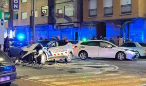 Accidente entre un taxi y un coche patrulla en Palencia con daños visibles.