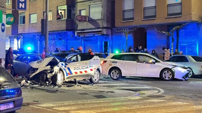 Accidente entre un taxi y un coche patrulla en Palencia con daños visibles.