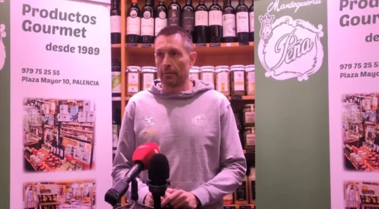 Entrenador en rueda de prensa sobre evolución del equipo de baloncesto