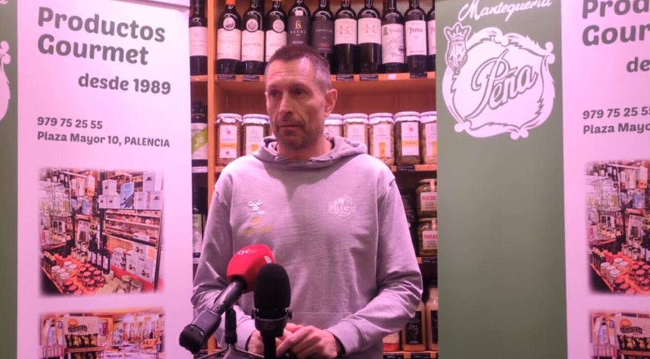 Entrenador en rueda de prensa sobre evolución del equipo de baloncesto