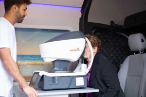 Paciente recibiendo revisión ocular en unidad móvil de Recoletas Salud