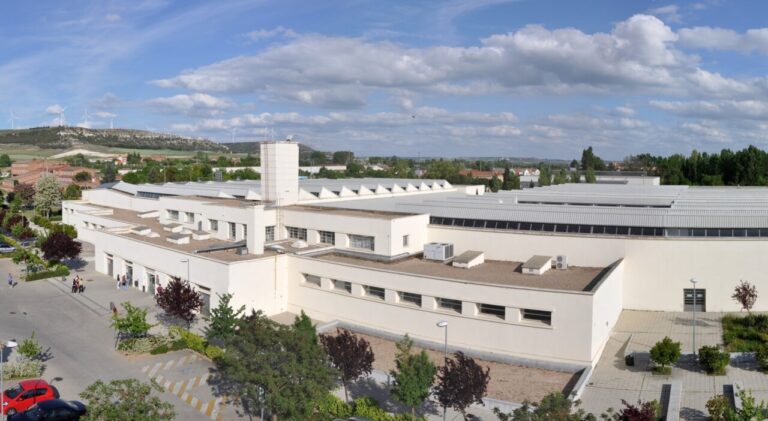 Vista panorámica del campus de la Universidad de Valladolid con edificios y vegetación.