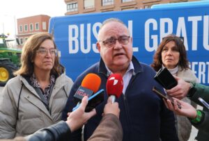Alejandro Vázquez habla sobre la radioterapia en Palencia en un evento.
