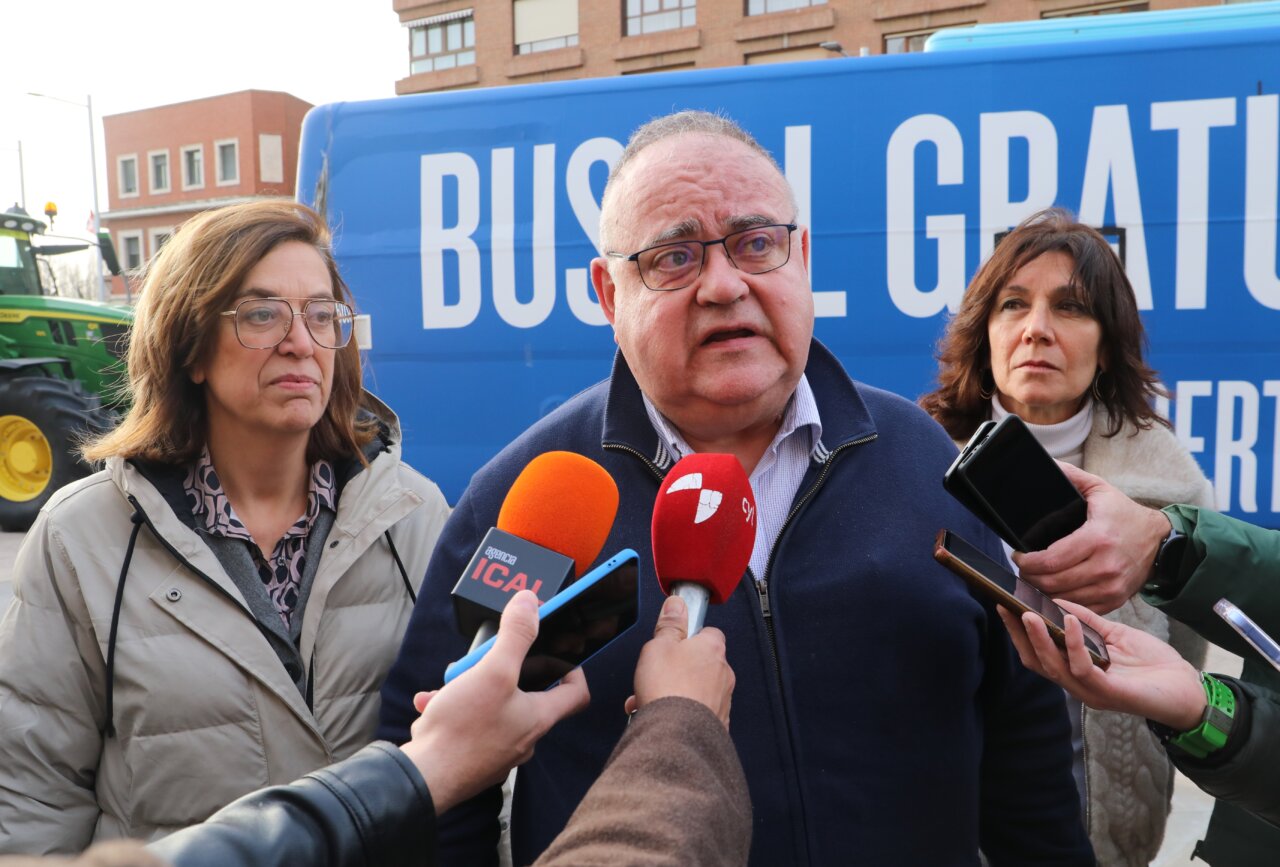 Alejandro Vázquez habla sobre la radioterapia en Palencia en un evento.