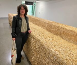 Vesna Bolanča junto a su instalación de paja en la Fundación Díaz-Caneja