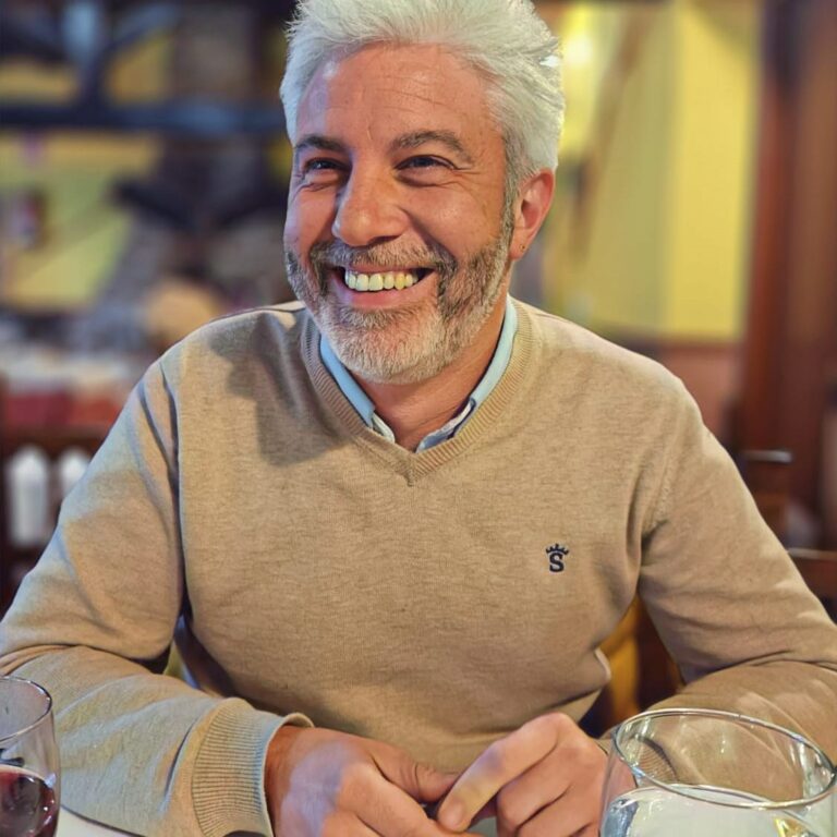 Víctor Carranza, presidente de la Asociación de Vecinos del barrio del Cristo, sonriendo en una reunión.