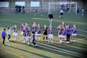 Jugadoras del Palencia Fútbol Femenino celebrando una victoria en el campo
