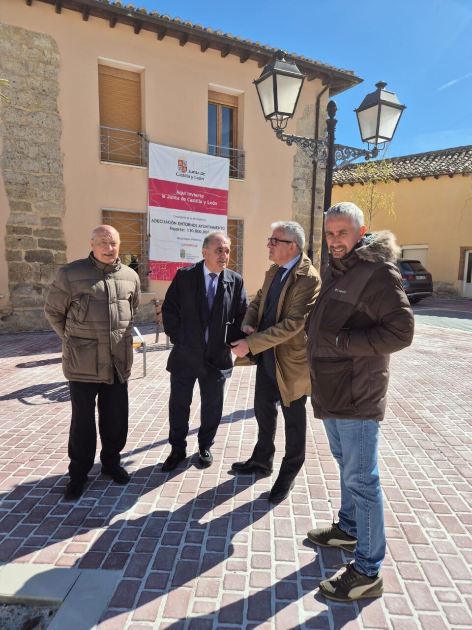 Visita de autoridades en Mazariegos con banner de inversiones públicas