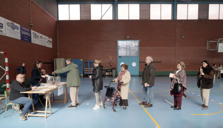 Ciudadanos haciendo fila para votar en un centro electoral