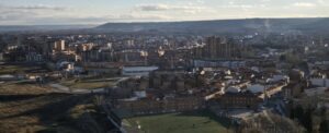 Vista panorámica de la ciudad de Palencia con campos de fútbol y edificios