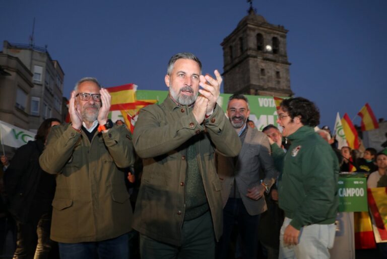 Evento político de Vox en Aguilar de Campoo con asistentes aplaudiendo.