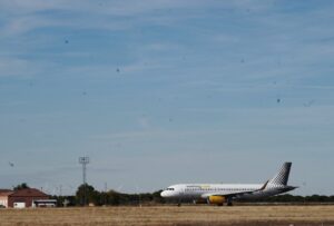 Avión de Vueling en aeropuerto de Castilla y León durante el verano
