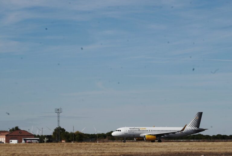 Avión de Vueling en aeropuerto de Castilla y León durante el verano