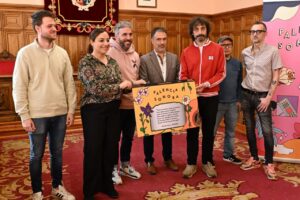 Grupo de personas presentando un proyecto de bosque sonoro en Palencia