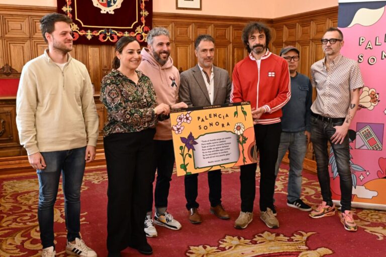 Grupo de personas presentando un proyecto de bosque sonoro en Palencia