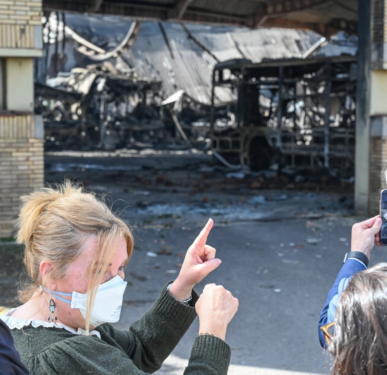La alcaldesa de Burgos señala los daños tras el incendio en las cocheras municipales.