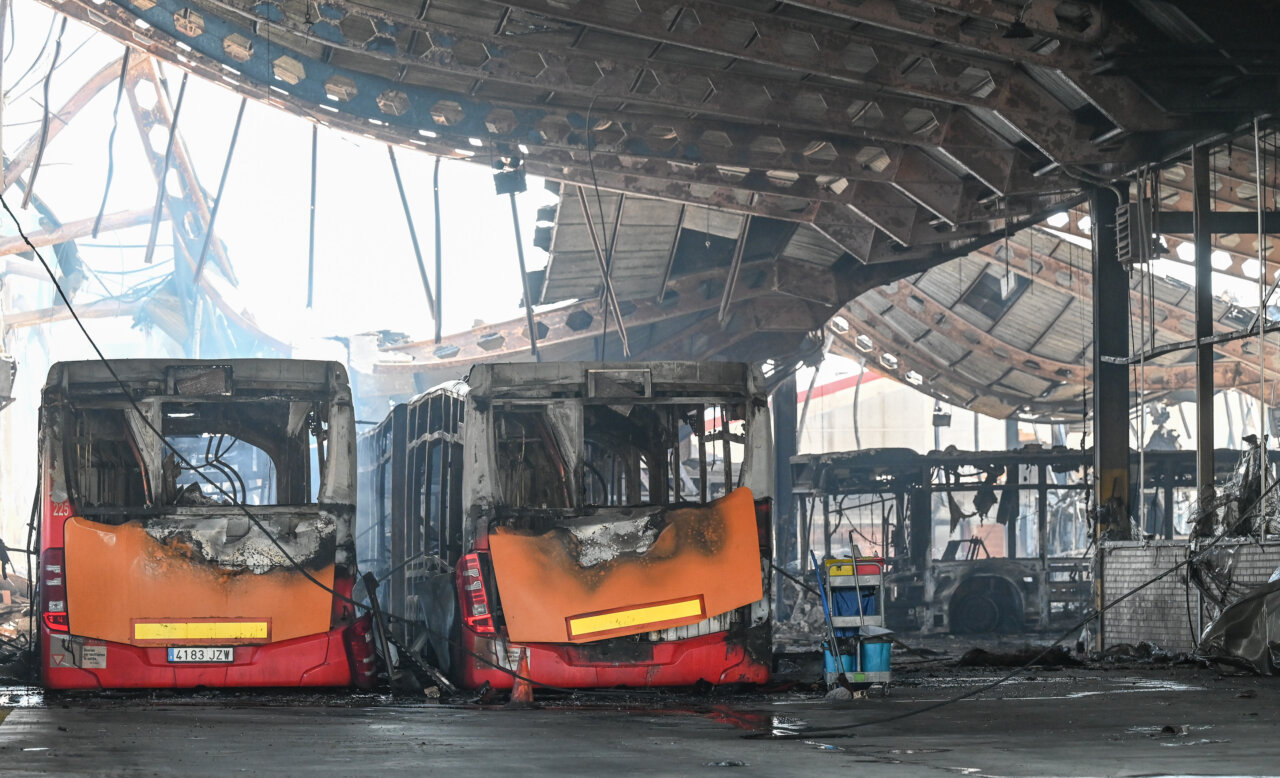 Autobuses dañados por incendio en cocheras municipales de Burgos