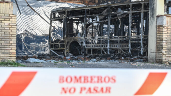 Autobús calcinado tras incendio en cocheras municipales de Burgos