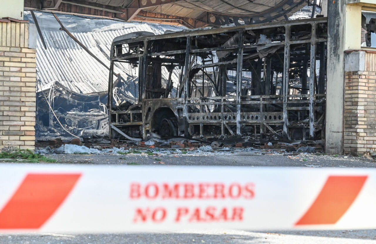 Autobús calcinado tras incendio en cocheras municipales de Burgos