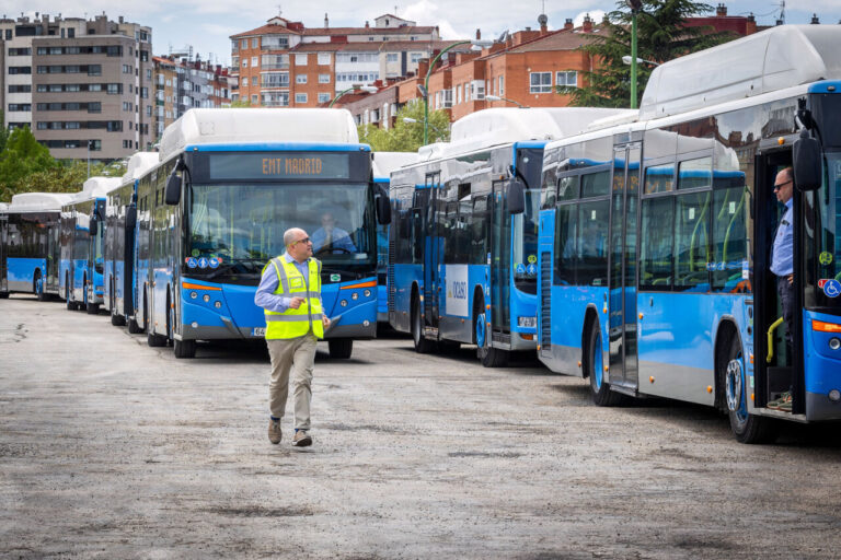 Autobuses azules en la ciudad de Burgos tras la cesión de Madrid