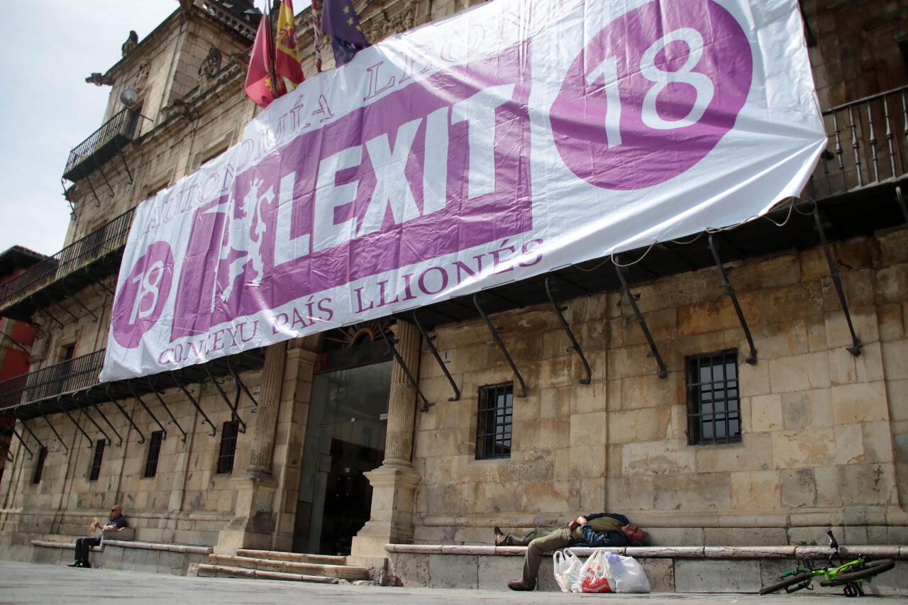 Banner de leonesismo en la calle durante una manifestación en León