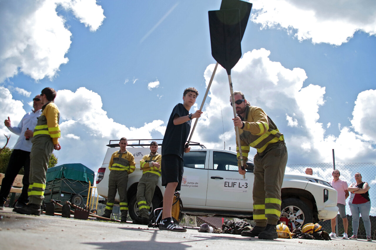 Brigadas forestales recibiendo homenaje en Brugos de Fenar