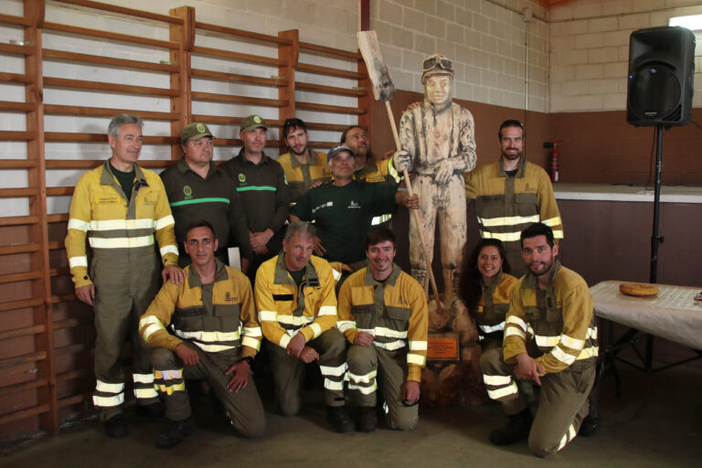 Grupo de brigadas forestales en homenaje en Brugos de Fenar