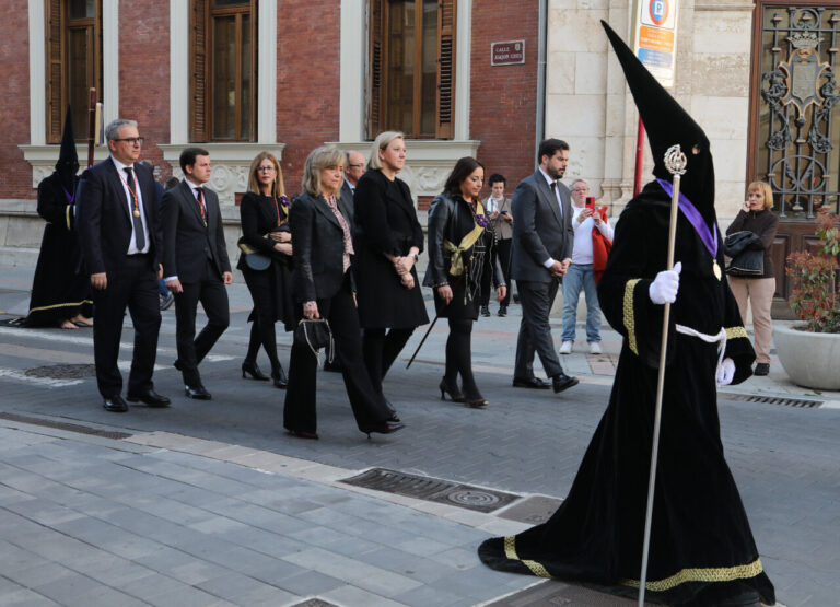 Procesión de la Soledad de la Virgen en Palencia con participantes y cofrades