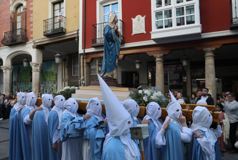Procesión de la Soledad de la Virgen en Palencia con cofrades y la imagen mariana