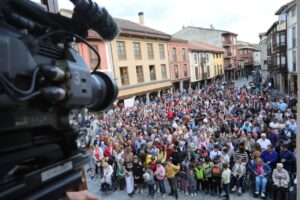 Multitud reunida en la Plaza Mayor de Cervera de Pisuerga durante un homenaje