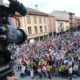 Multitud reunida en la Plaza Mayor de Cervera de Pisuerga durante un homenaje