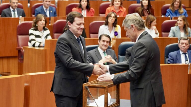 Procuradores en la sesión inaugural de las Cortes de Castilla y León