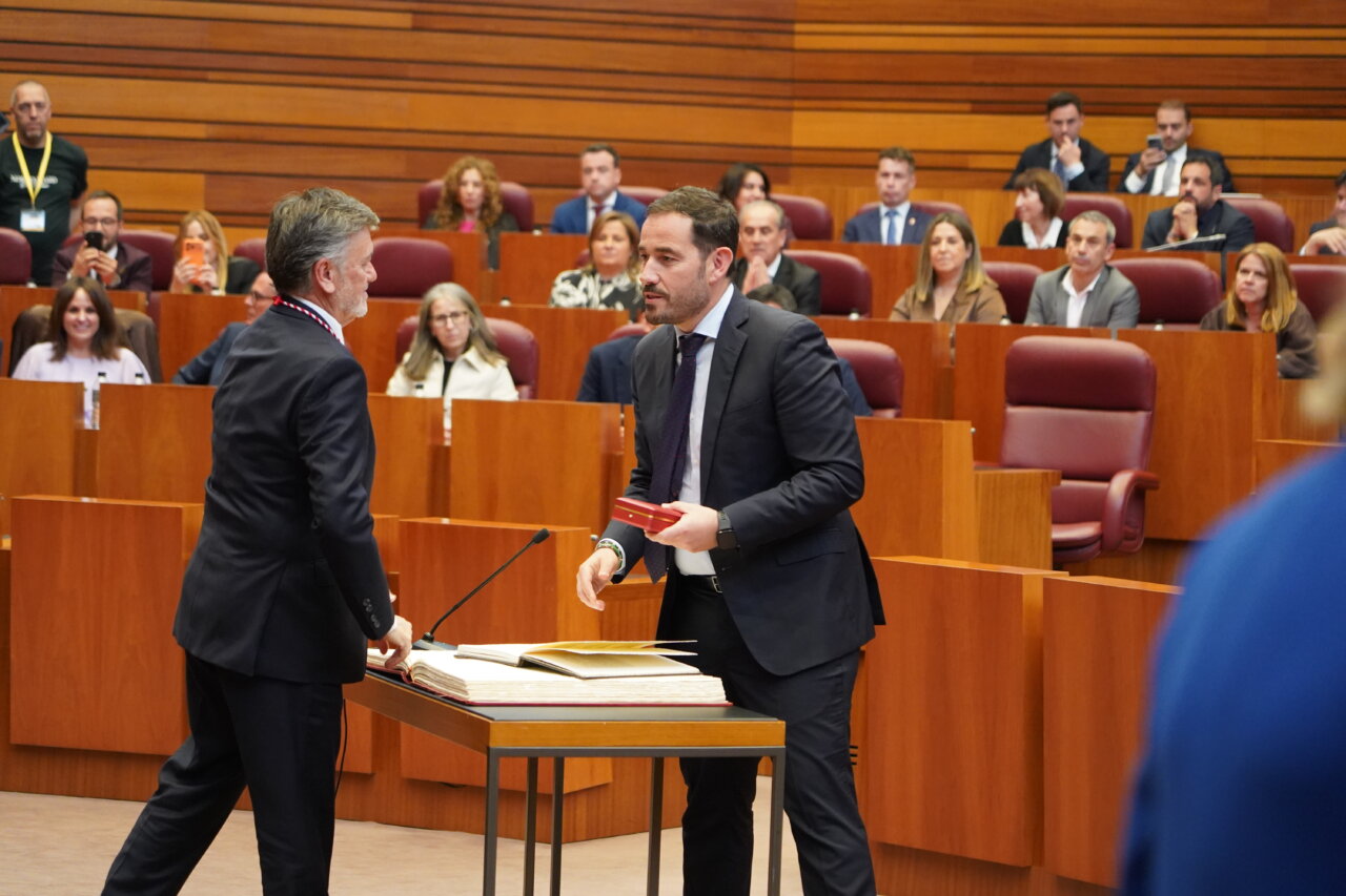 Procuradores en la sesión inaugural de las Cortes de Castilla y León.