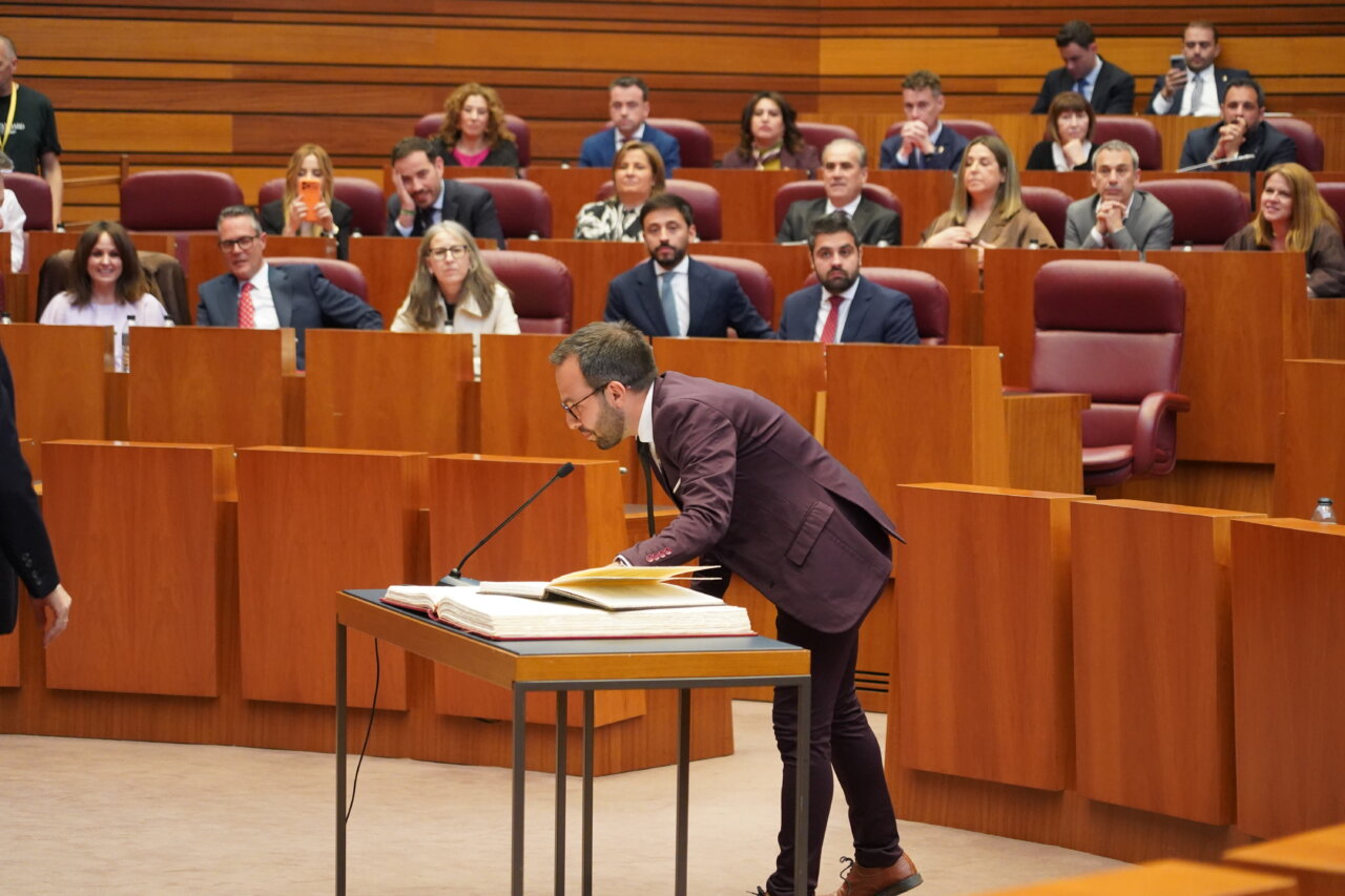 Procurador leyendo en el Hemiciclo de las Cortes de Castilla y León