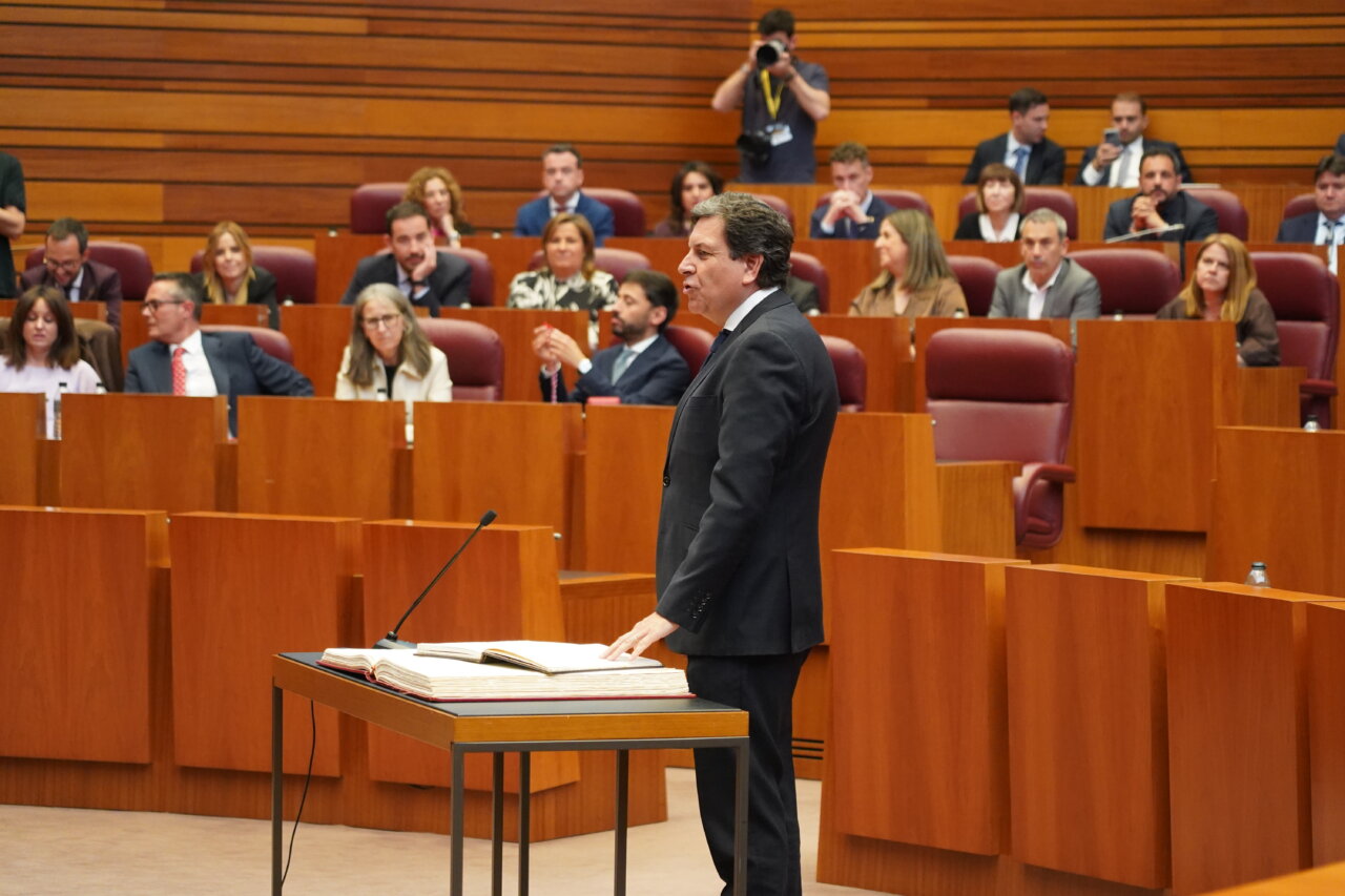 Procurador hablando en el hemiciclo de las Cortes de Castilla y León