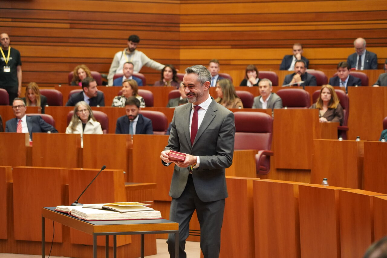 Procuradores en la sesión inaugural de las Cortes de Castilla y León