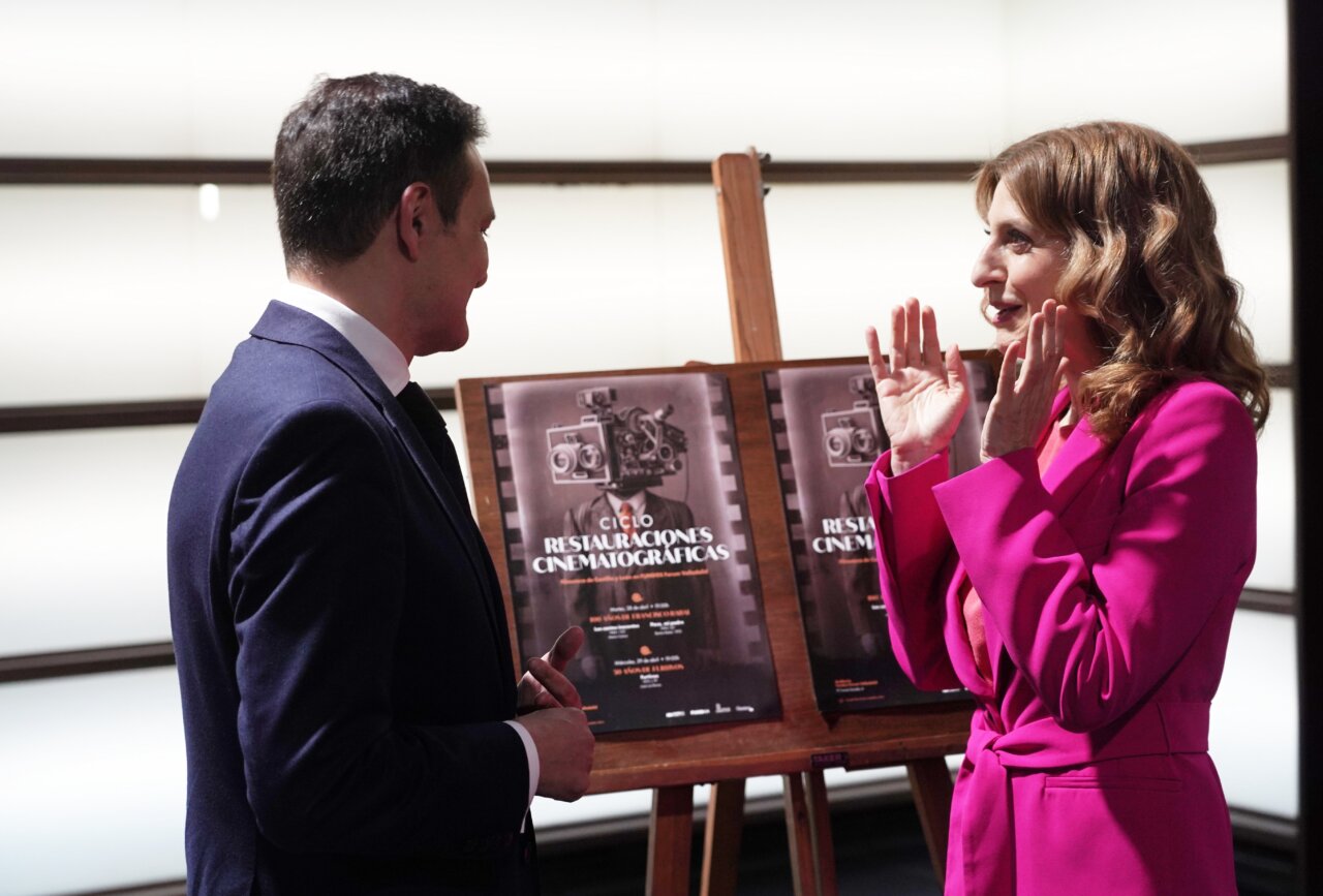 Dos personas discutiendo sobre el ciclo de restauraciones cinematográficas en Valladolid