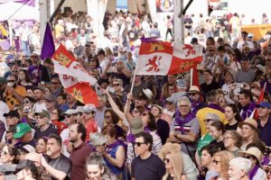 Multitud de personas celebrando el Día de Castilla y León con banderas
