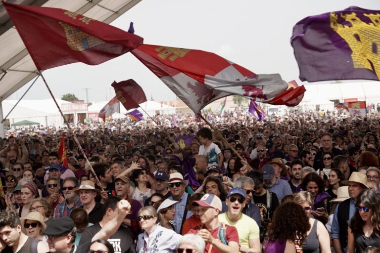 Multitud de personas celebrando el Día de Castilla y León en Villalar