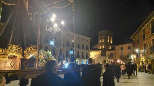 Procesión de Semana Santa en Carrión de los Condes con luces y cofrades