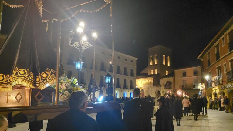 Procesión de Semana Santa en Carrión de los Condes con luces y cofrades