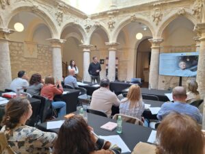 Profesionales discutiendo en una jornada sobre enoturismo en Baltanás.