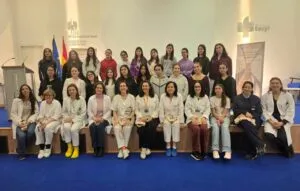 Grupo de alumnas y profesionales en el Hospital Río Carrión durante visita STEM