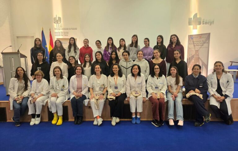 Grupo de alumnas y profesionales en el Hospital Río Carrión durante visita STEM