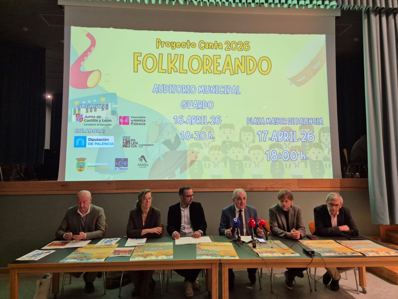 Presentación del evento Folkloreando 2026 en Palencia con varios ponentes